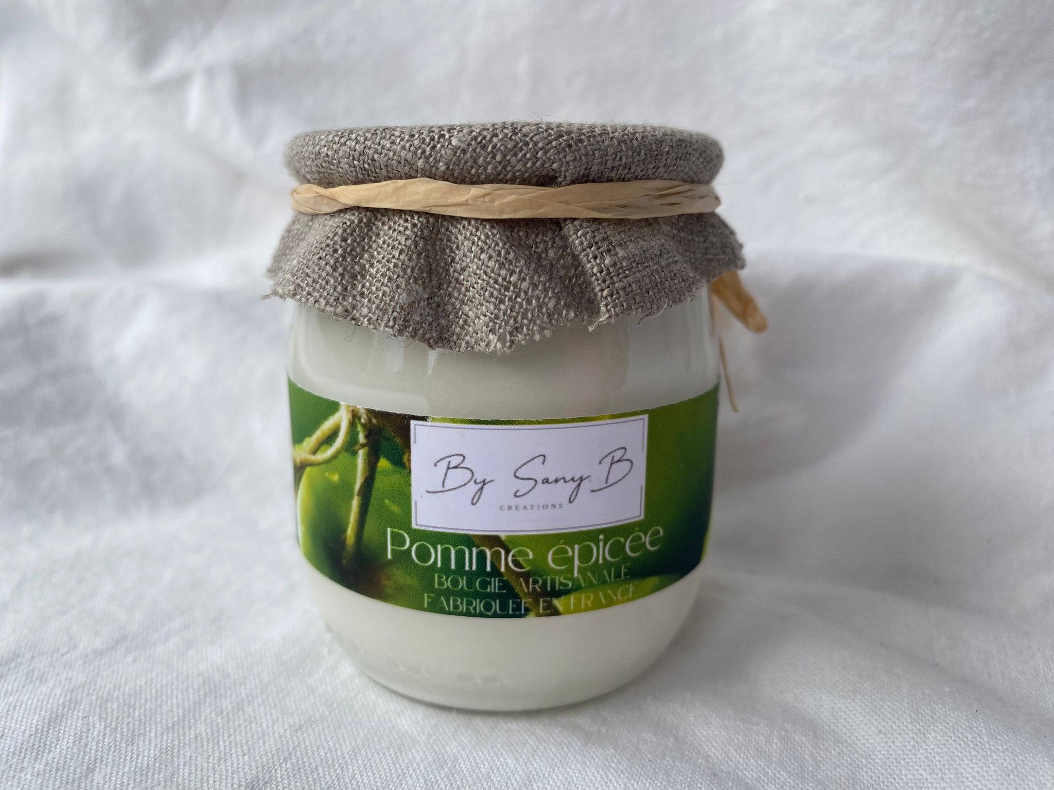 Bougie dans un pot type yaourt